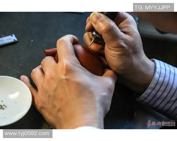 手艺人雕刻足球球星形象细节展现大师匠心与激情